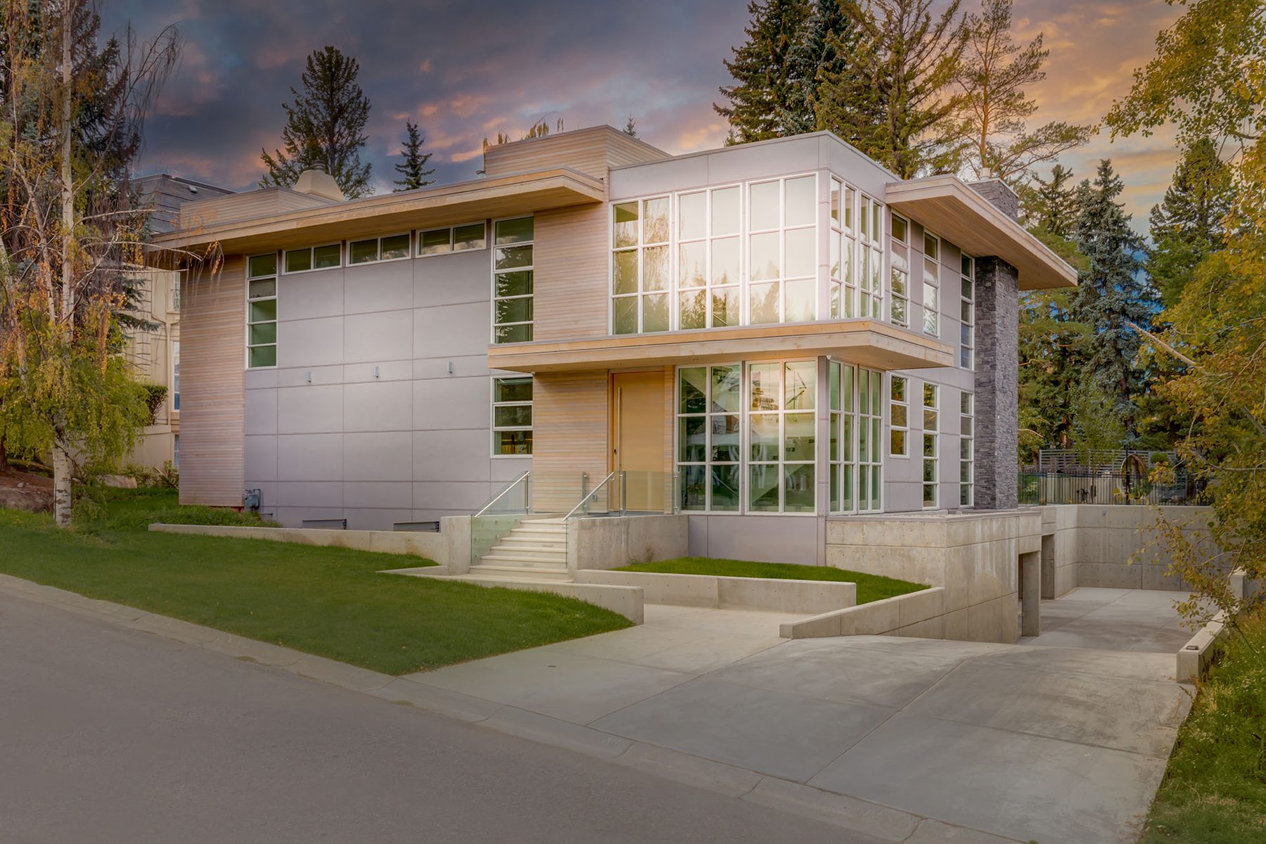 Modern house exterior with large windows, wood, and concrete finishes — Germania