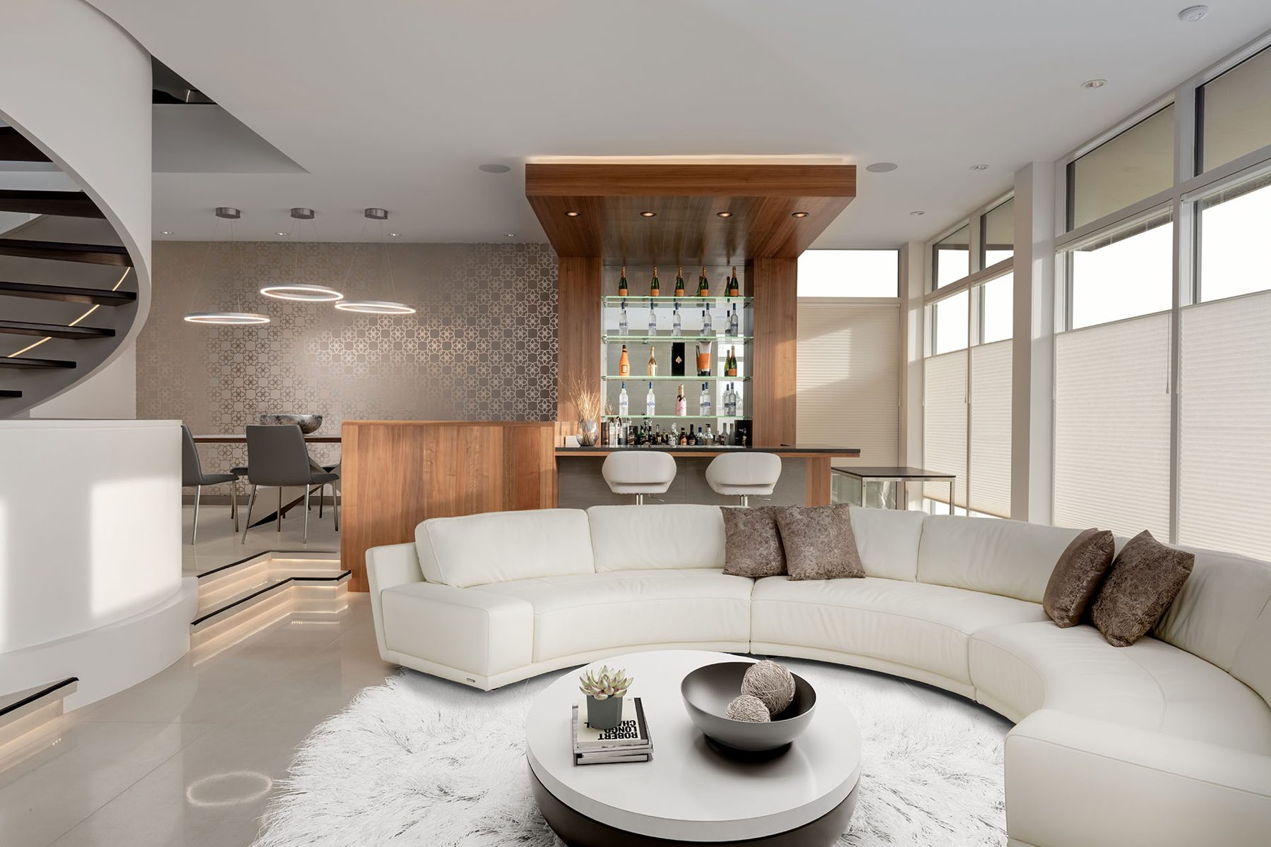 Modern living room with white curved sofa and built-in bar — Timeless Form