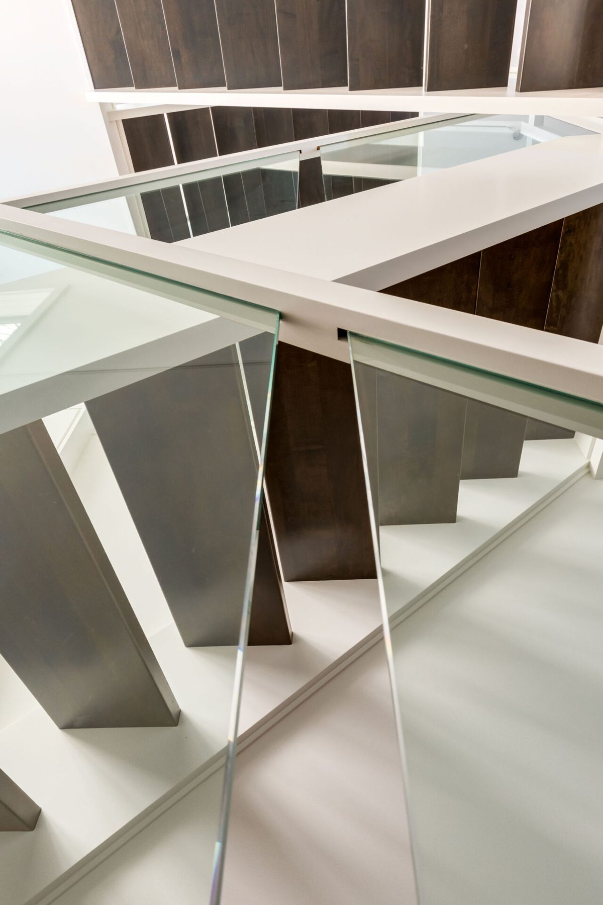 Modern floating staircase with dark wood treads and glass railing — Casa Blanca