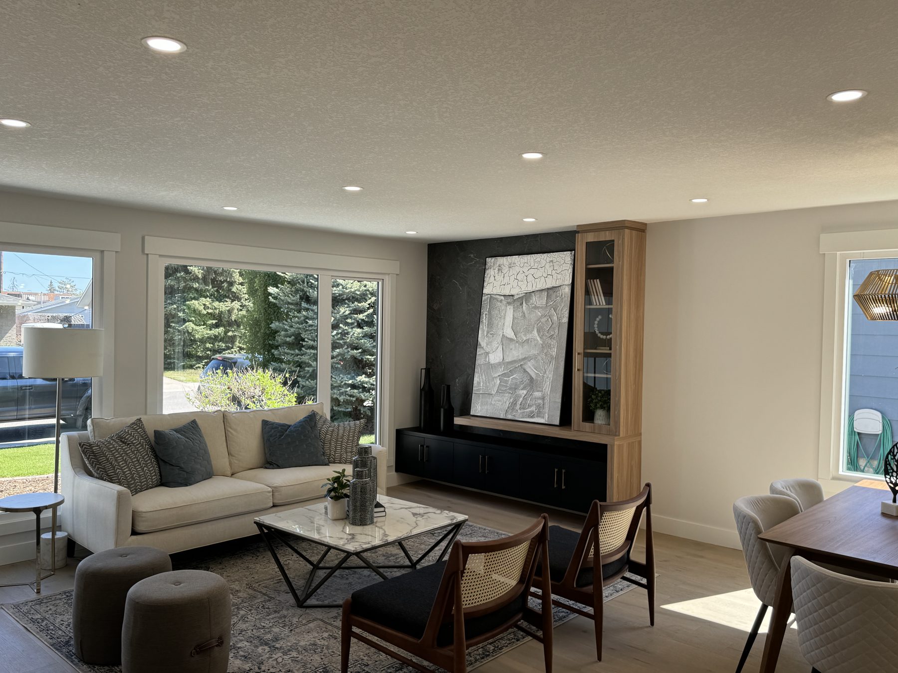 Newly renovated living and dining room with stylish furniture and fixtures — Lake Bonavista