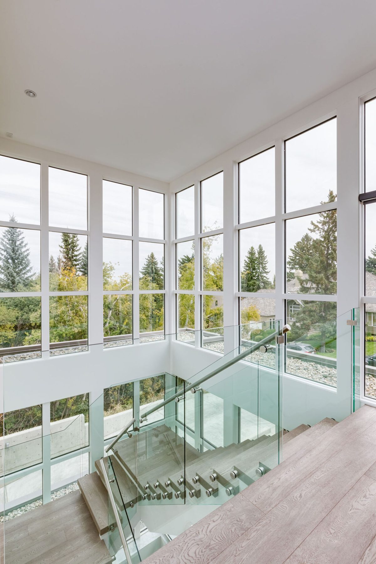 Modern staircase with glass railings and wood flooring, new construction — Germania