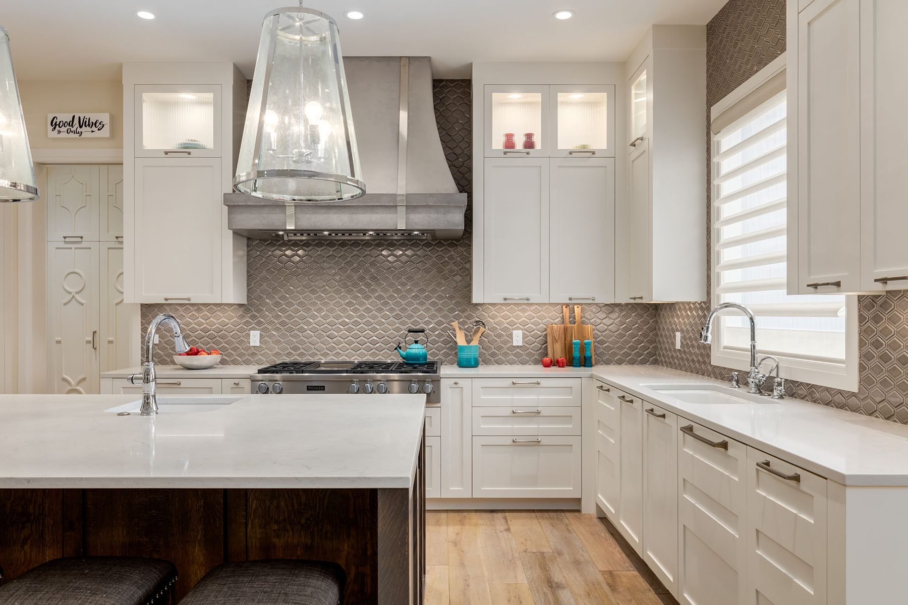 Modern white kitchen with gray tile backsplash and stainless steel appliances — Artista