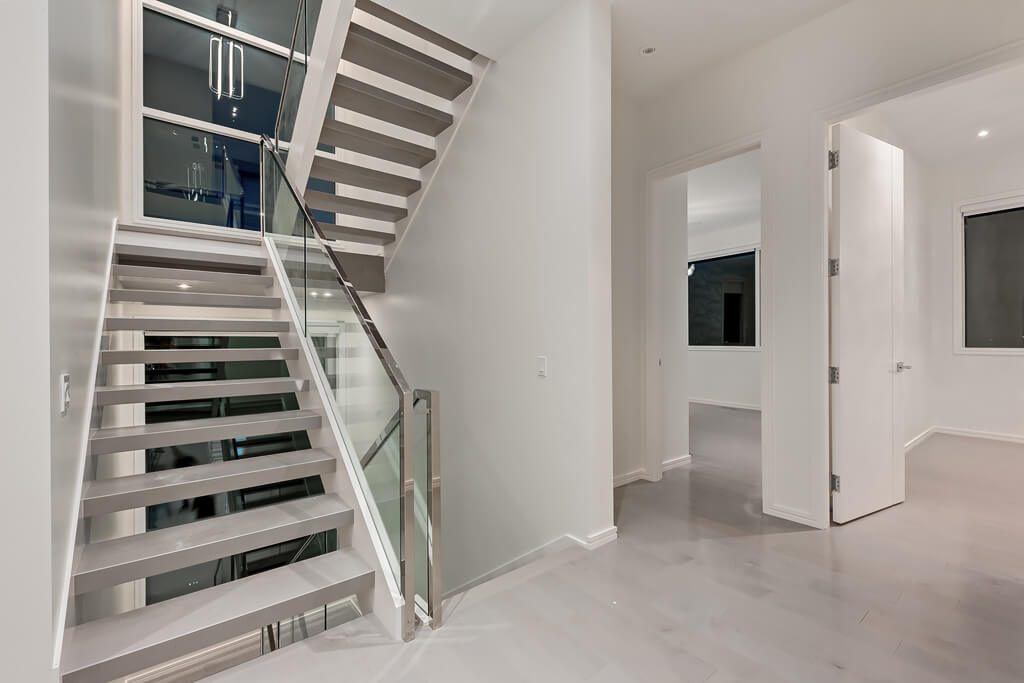 Modern staircase with glass railing and wood treads — Blanc de Blanc