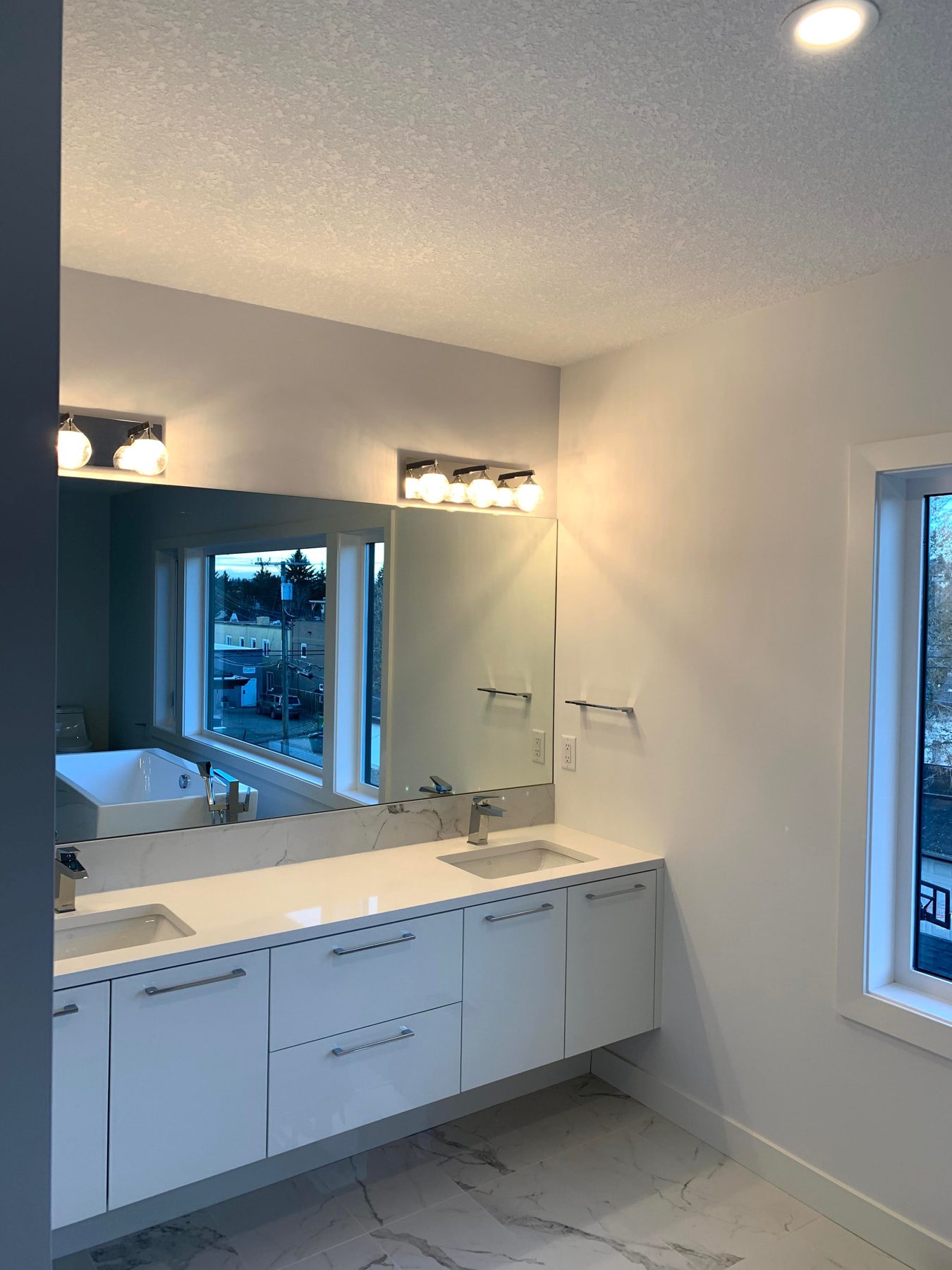Newly renovated modern bathroom with double vanity and soaking tub — Lake Bonavista