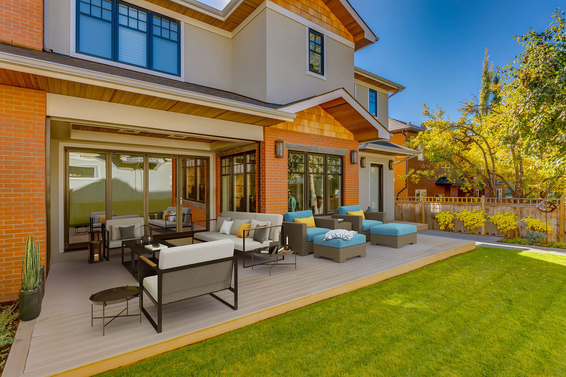 Modern patio deck with outdoor furniture and sliding glass doors — Cleret Velour
