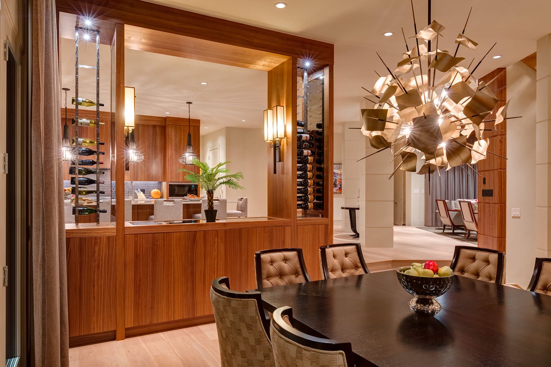 Modern dining room with built-in wine racks and luxury chandelier — Evolution