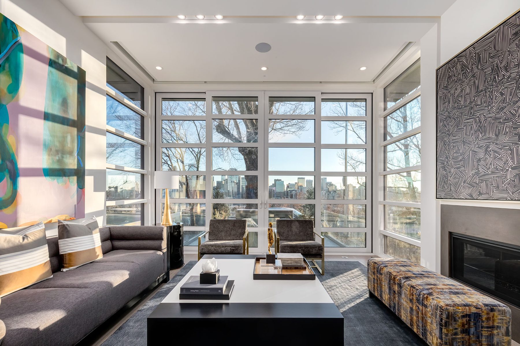 Modern living room with large windows and contemporary furniture — Skyline