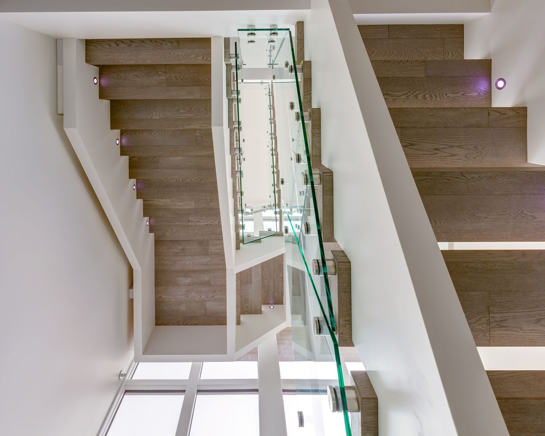 Modern open staircase with wood treads and glass railing — Germania